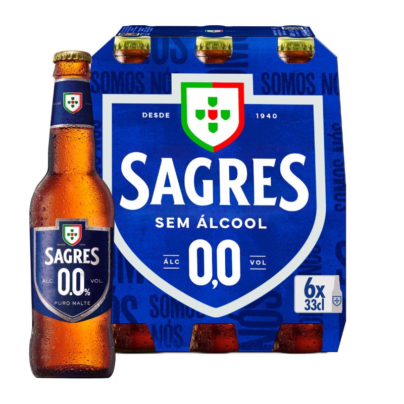 BER-BTL0154 - Delícias Bottle of Sagres 0.0% non-alcoholic beer beside a blue six-pack of Sagres 0.0% beer
