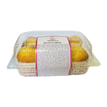 Clear plastic clamshell package containing several round golden-brown rice cakes labeled 'Bolos de arroz'