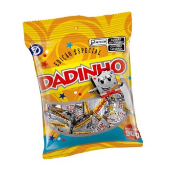 Bright yellow Dadinho candy bag with a cartoon sugar cube mascot and scattered wrappers; shows 'EDIÇÃO ESPECIAL' and 90g label.