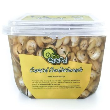 Clear plastic tub of prepared snail shells (caracóis) with a bright yellow label reading 'Caracol Confeccionado' and a green Bio Caracol logo visible on the side.