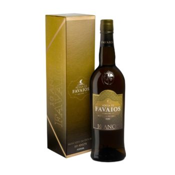 Bottle of Adega de Favaios 10 Anos Moscatel do Douro with a gold gift box on white background