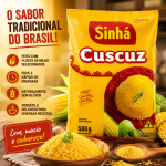 Pacote amarelo de Cuscuz Sinhá com o logo vermelho; à frente, prato com cuscuz pronto e grãos ao redor.