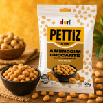 Amendoim crocante dori pettiz - Delícias Bag of Dori PETiZ crunchy peanuts snack with orange dot pattern, bowl of roasted peanuts in foreground, natural color scheme and 120 g net weight label visible
